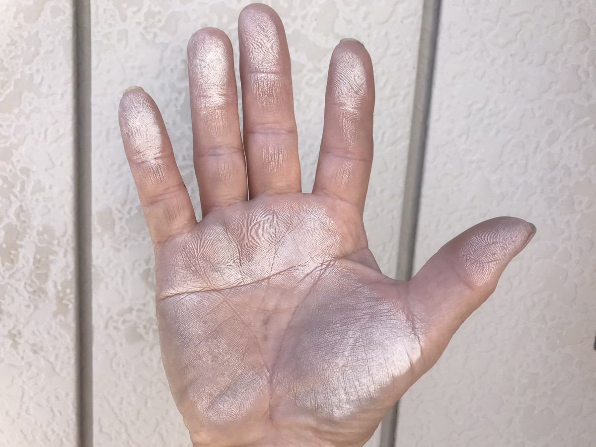 壁を触ると白い粉がつく（チョーキング）